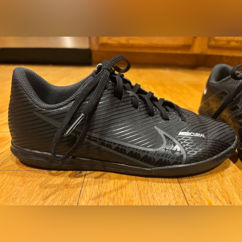 Nike mercurial futsal indoor soccer shoe ("flats")